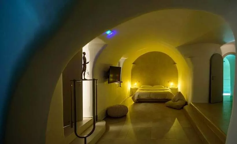 تختخواب و صبحانه Oia Treasures Art Suites