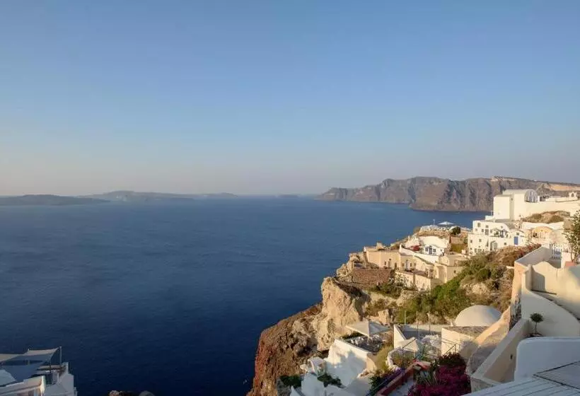 تختخواب و صبحانه Oia Treasures Art Suites