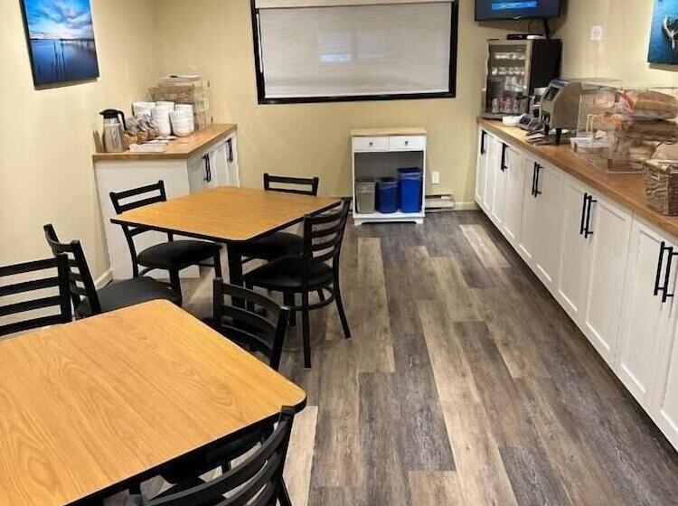 Отель Sidney Waterfront Inn & Suites