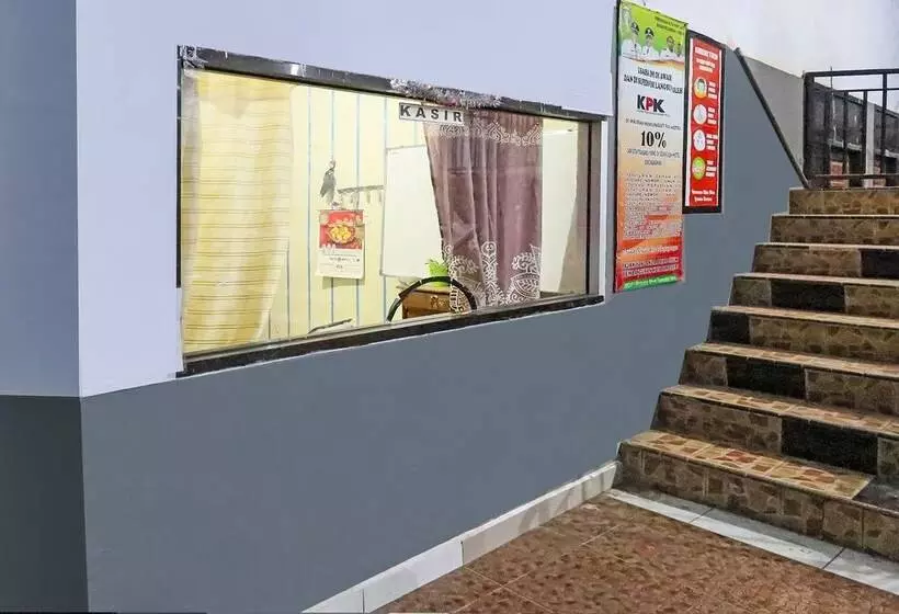 ホテル Spot On 92230 Penginapan Metro Parepare