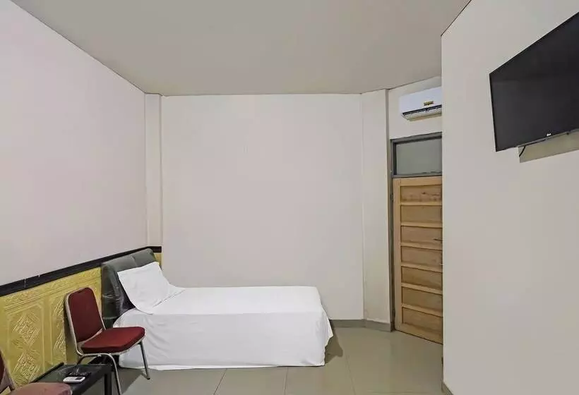 ホテル Spot On 92230 Penginapan Metro Parepare