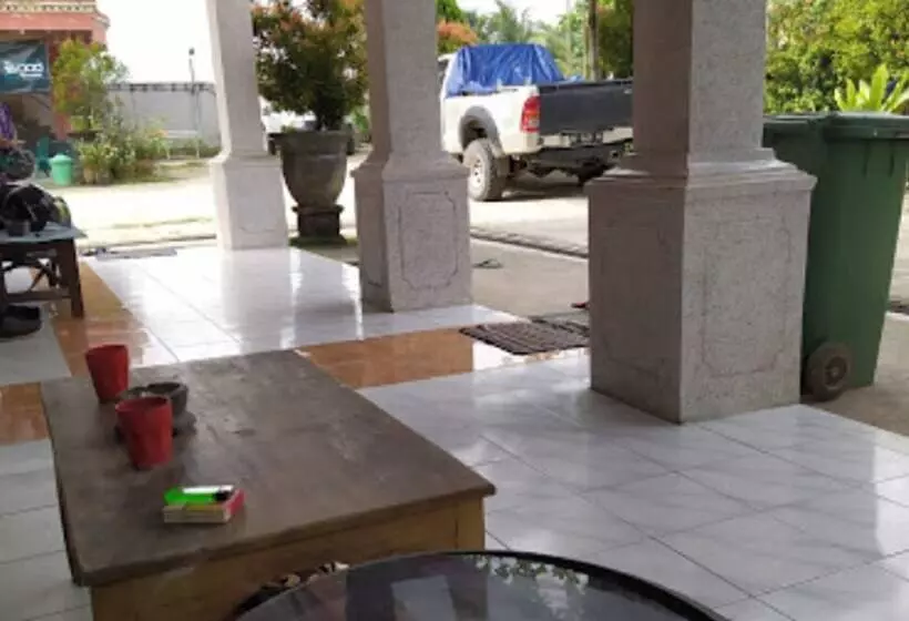 ホテル Tris By Oyo