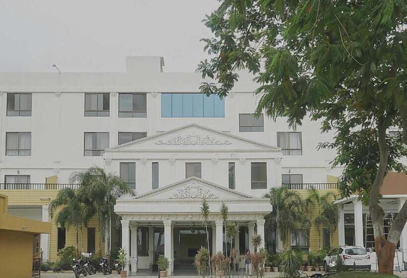 Отель Collection O Sanskruti Resort