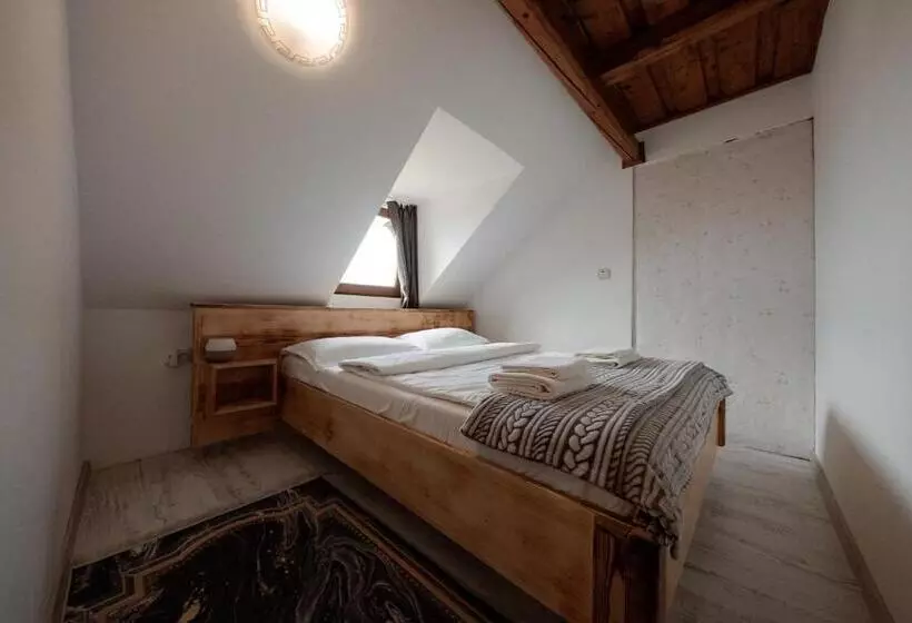ペンション Tihuța Retreat