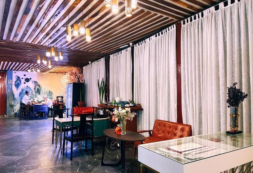 هتل Grand Leone Home Inn