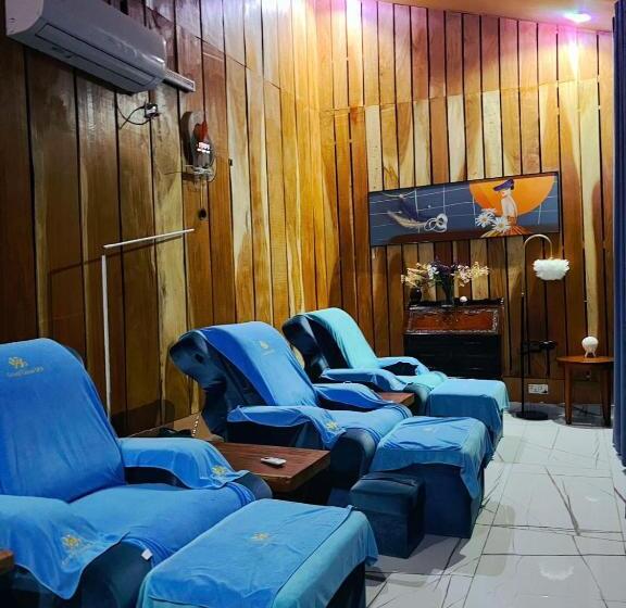 هتل Grand Leone Home Inn