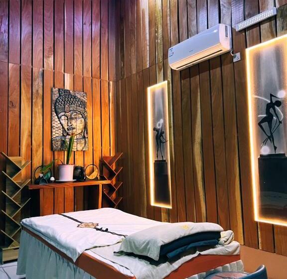 هتل Grand Leone Home Inn