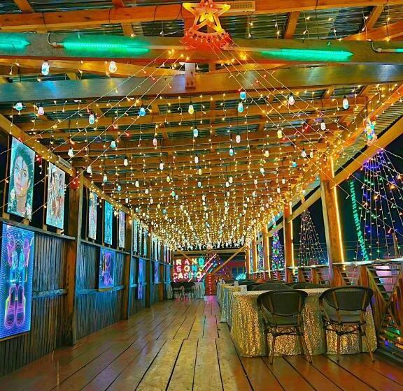 هتل Grand Leone Home Inn