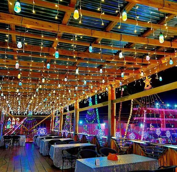 هتل Grand Leone Home Inn