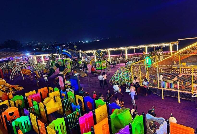 هتل Grand Leone Home Inn