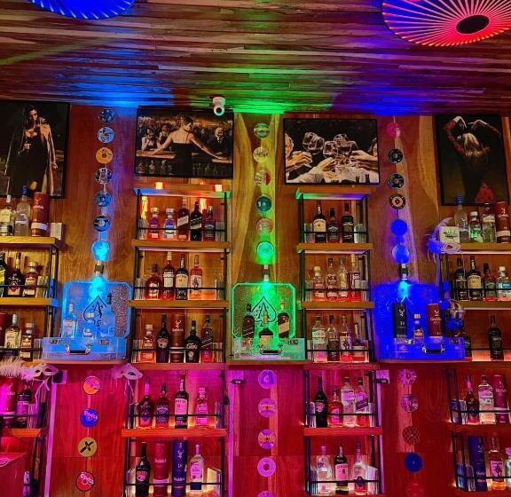 هتل Grand Leone Home Inn