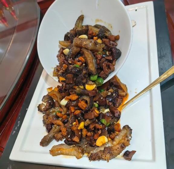 هتل Grand Leone Home Inn