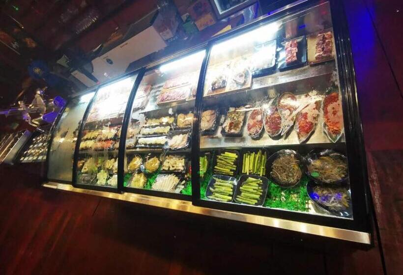 هتل Grand Leone Home Inn