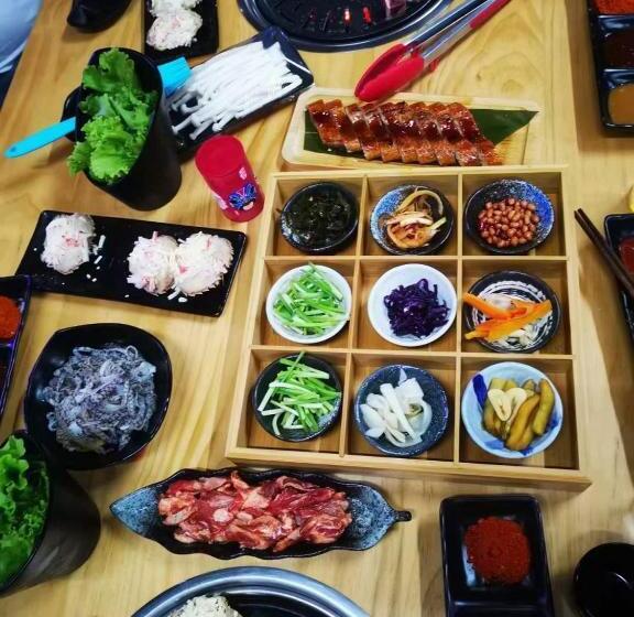 هتل Grand Leone Home Inn