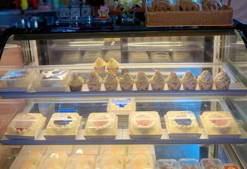 هتل Grand Leone Home Inn