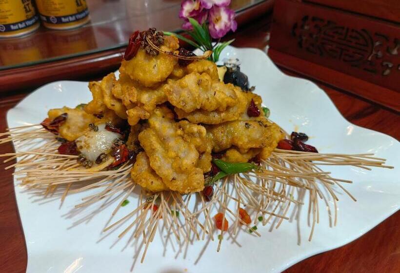 هتل Grand Leone Home Inn