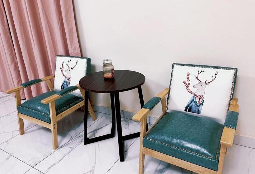 هتل Grand Leone Home Inn