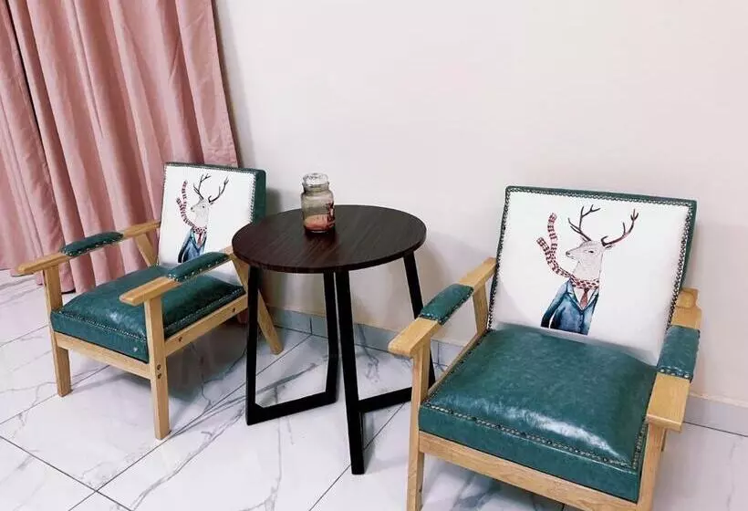 هتل Grand Leone Home Inn