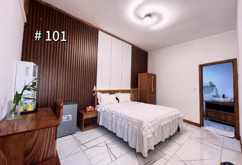 هتل Grand Leone Home Inn