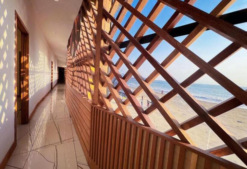 هتل Grand Leone Home Inn