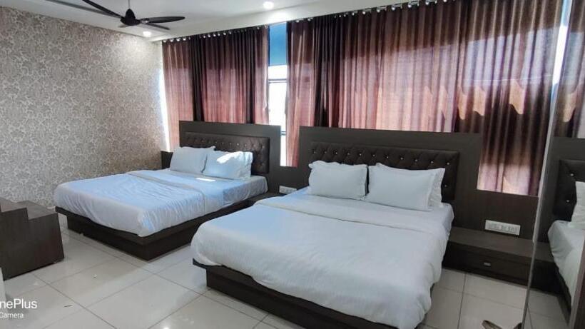 بنسيون Aarna Palace