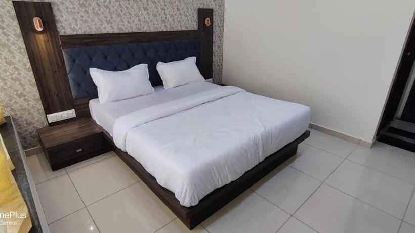 بنسيون Aarna Palace