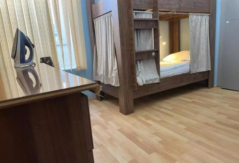 Hostel124