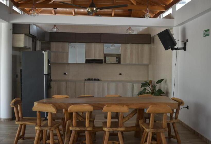 هتل Chalet Lo Tres Hermanos