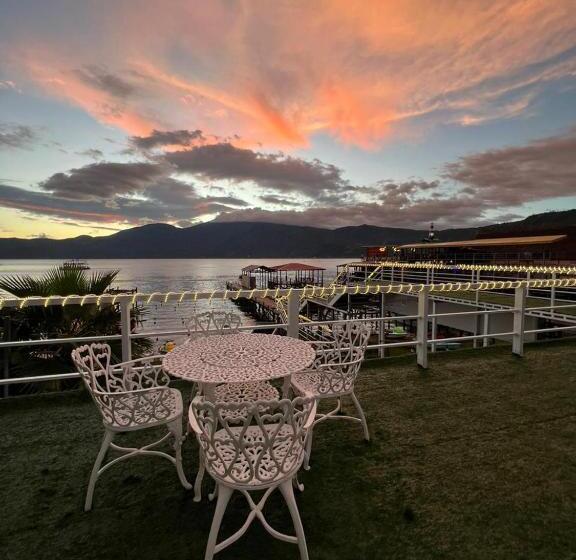 هتل Hostal Las Palmeras