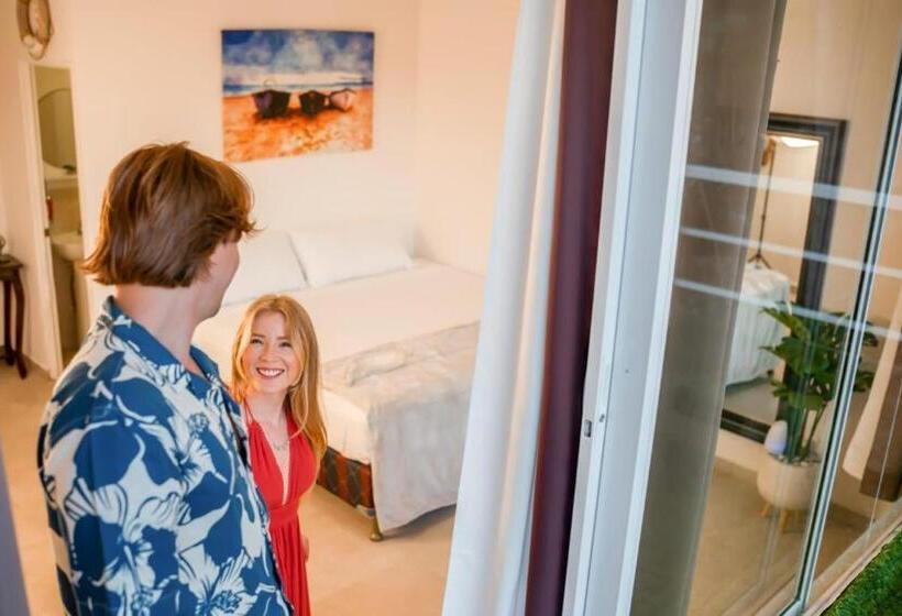 هتل Hostal Las Palmeras