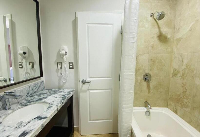 Отель La Quinta By Wyndham Reynosa