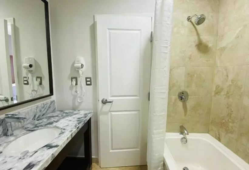 هتل La Quinta By Wyndham Reynosa