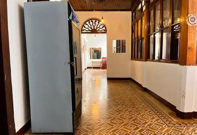 هتل Letona