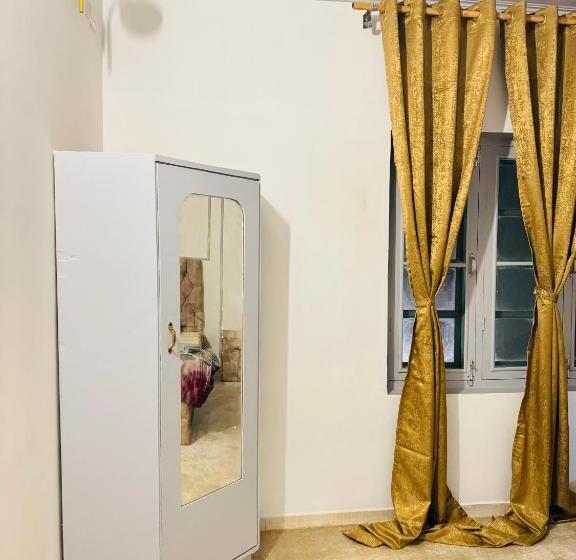 فندق Olive Ventures, Royal Inn, Ritz