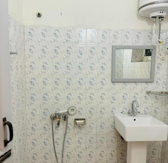 فندق Olive Ventures, Royal Inn, Ritz