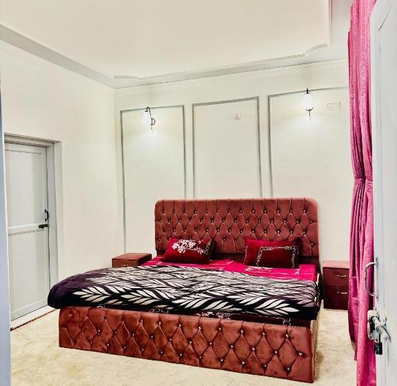 فندق Olive Ventures, Royal Inn, Ritz