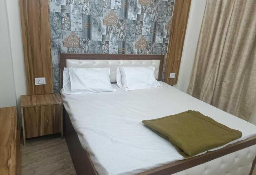 فندق Oyo Flagship Triweni Palace