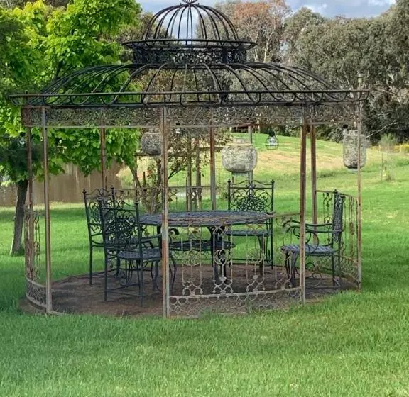 ホテル Yarrawonga Cottage