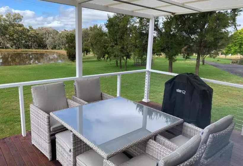 ホテル Yarrawonga Cottage