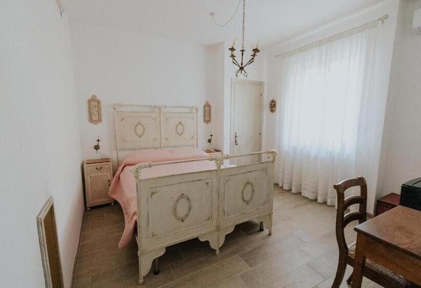 تختخواب و صبحانه La Tana Dei Tassi