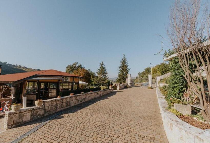 تختخواب و صبحانه La Tana Dei Tassi