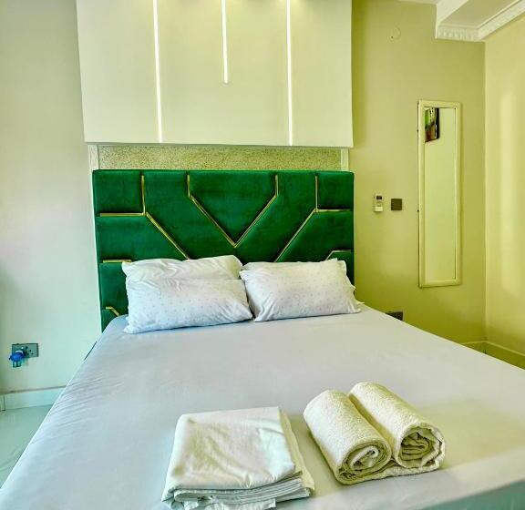 בית מלון כפרי Deluxe 11  Jinja Pool Apartments