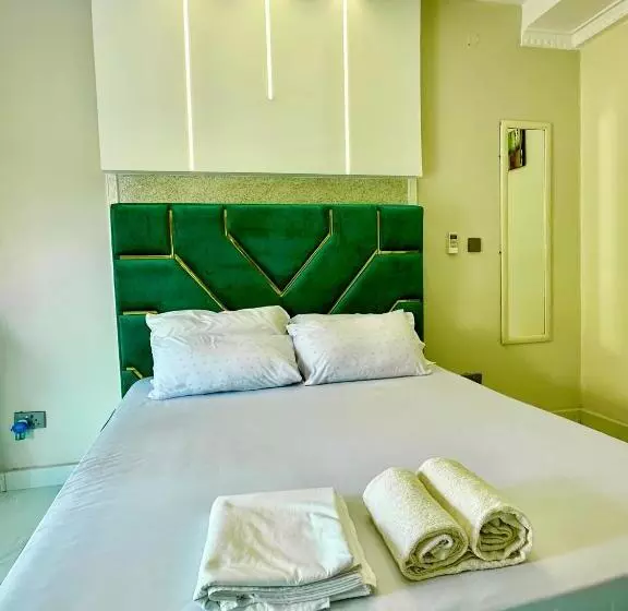 هتل Deluxe 11  Jinja Pool Apartments