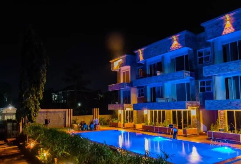 هتل Deluxe 11  Jinja Pool Apartments