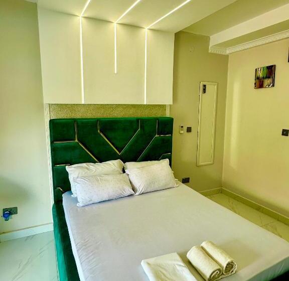 בית מלון כפרי Deluxe 11  Jinja Pool Apartments