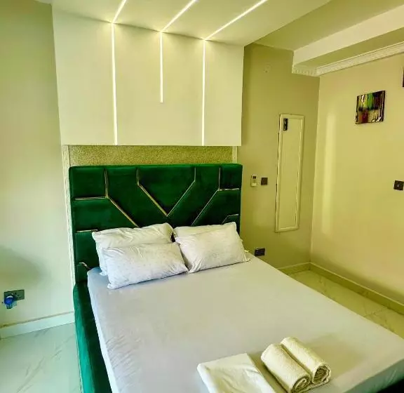 هتل Deluxe 11  Jinja Pool Apartments