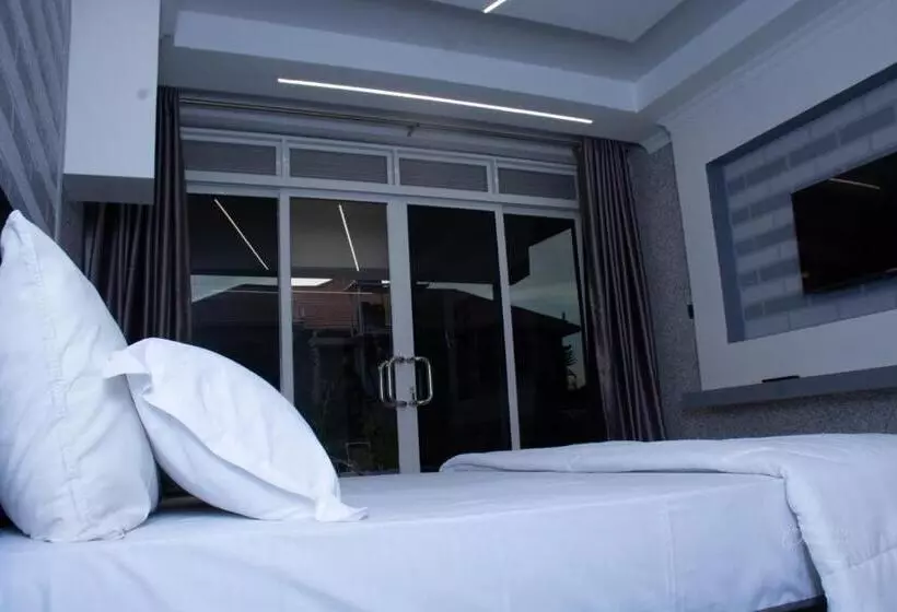 هتل Deluxe 11  Jinja Pool Apartments