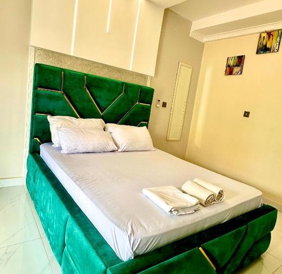 בית מלון כפרי Deluxe 11  Jinja Pool Apartments