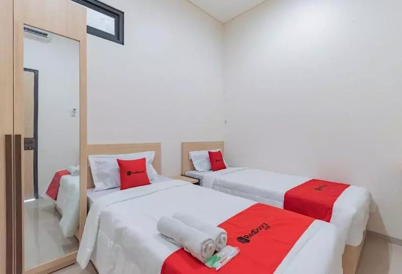 ホテル Reddoorz Near Csb Mall Cirebon