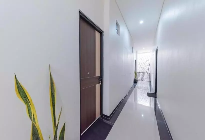 ホテル Reddoorz Near Csb Mall Cirebon